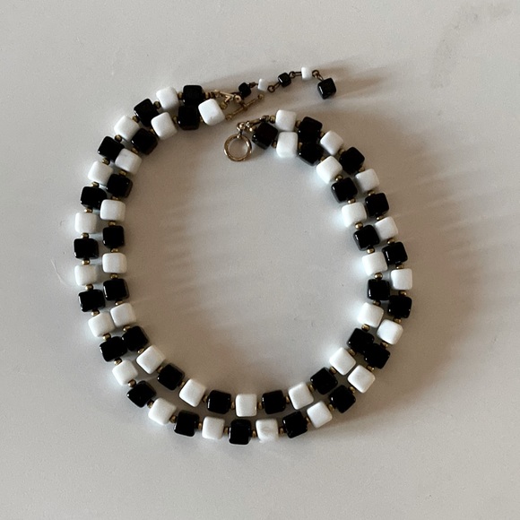 Jewelry - 1960s original, glass bead choker 14”